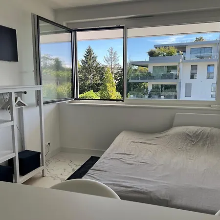 Modern Near Train & Apartment Nyon